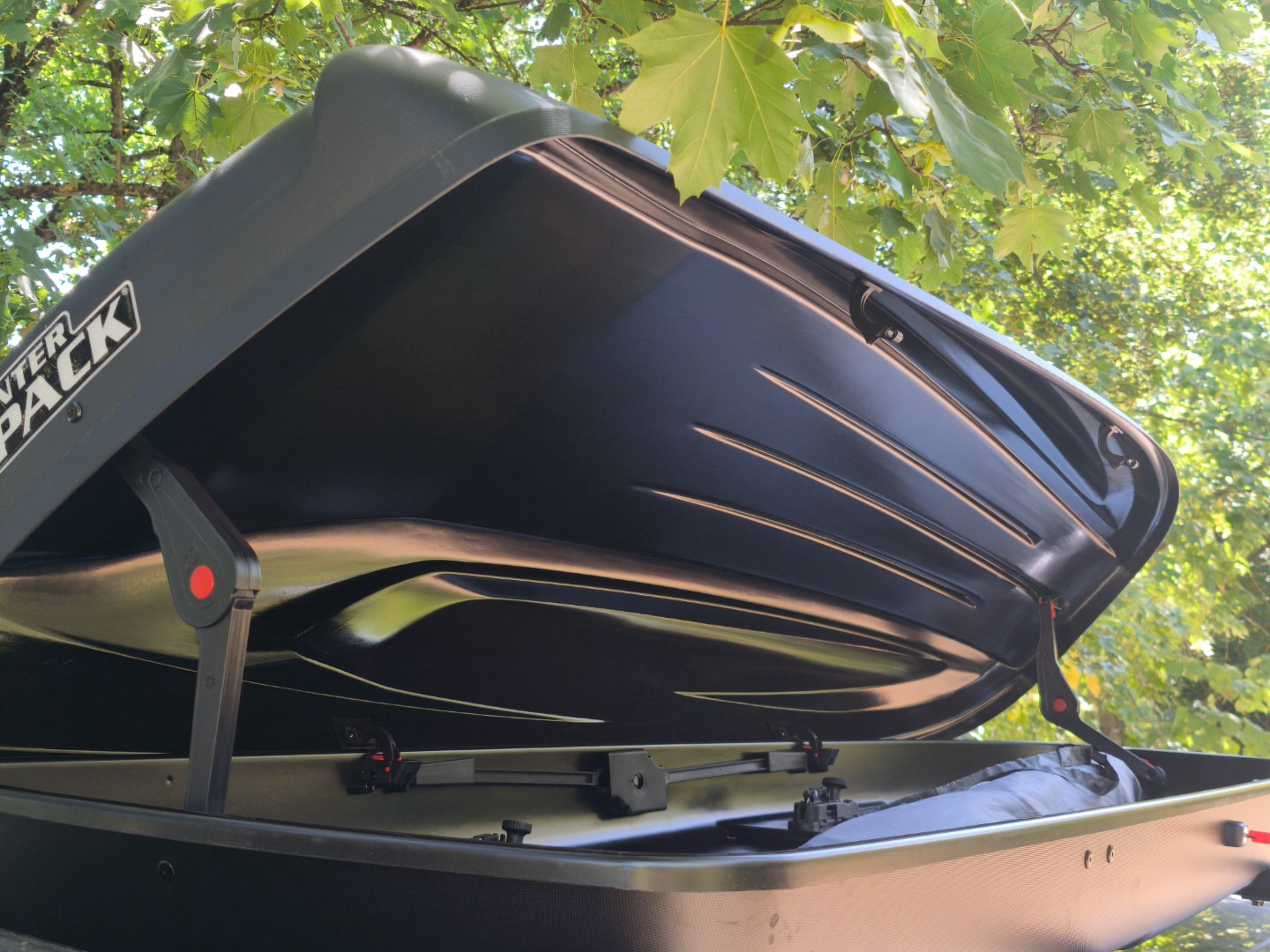 Dachbox Stella 480 geöffnet – Heckansicht